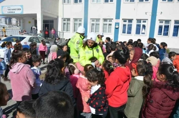 Emniyet müdürlüğü tarafından öğrencilere trafik eğitimi verildi
