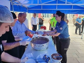 Emniyet Müdürü İnci, aşure dağıttı
