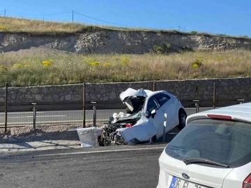 Emniyet şeridinde bekleyen kamyona otomobil çarptı: 1 kişi ölürken, bir çocuk  2 kişi yaralandı
