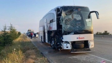 Emniyet şeridindeki TIR'a otobüs ve kamyon çarptı: 2 ölü 5 yaralı