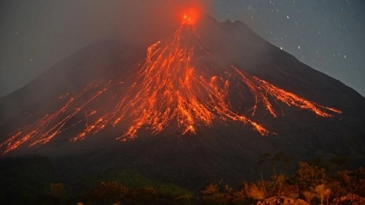 Endonezya alarma geçti! Merapi Yanardağı patladı