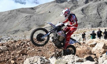 Endurocular deniz seviyesinden 2 bin 365 metre yükseklikteki Tahtalı Dağı’nın zirvesine çıktı
