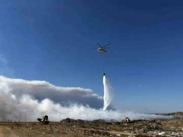 Enez’in eski çöplüğünde çıkan yangına 3 uçak ve 2 helikopterle müdahale edildi
