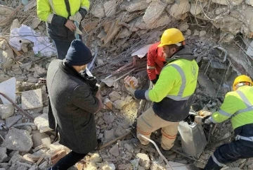 Enkazda bulunan para dolu banka kasası yetkililere teslim edildi
