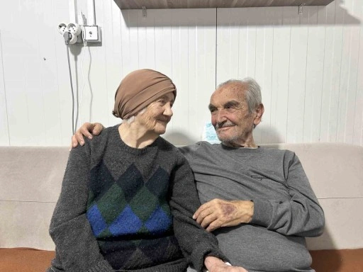 Enkazdan çıkarak birlikte yaşama tutunan 71 yıllık evli çift mutluluğun sırrını anlattı