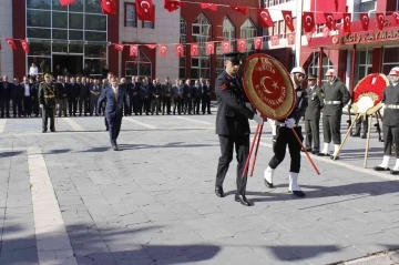 Erciş’te çelenk sunma töreni
