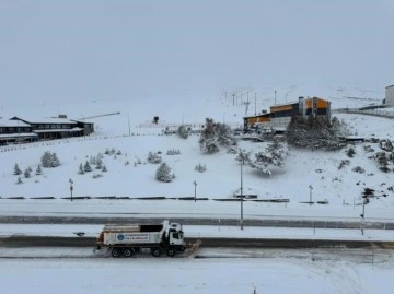 Erciyes'te Kar Yağışı ve Sis Etkili Oluyor