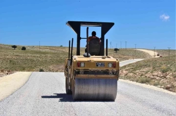 Erdemli’nin kırsal mahallelerinde asfalt çalışmaları sürüyor
