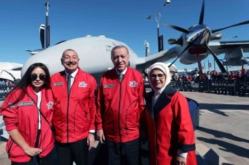 Erdoğan ve Aliyev, Türk Yıldızları ve Solo Türk ekibinin akrobasi gösterisini izledi
