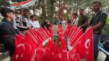 Eren Bülbül’ü korurken 41 kurşunla şehit olan Astsubay Ferhat Gedik’in kabrine 41 Türk bayrağı dikildi
