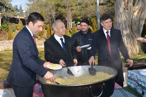 Ertuğrul Gazi Külliyesinde vatandaşlara ‘Şifalı Pilav’ dağıtıldı
