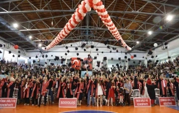 ERÜ Edebiyat Fakültesinde mezuniyet coşkusu
