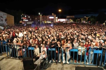 Erzincan Cem Adrian ile şenlendi
