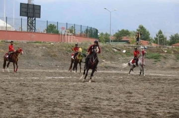Erzincan’da ata sporu cirit yaşatılıyor
