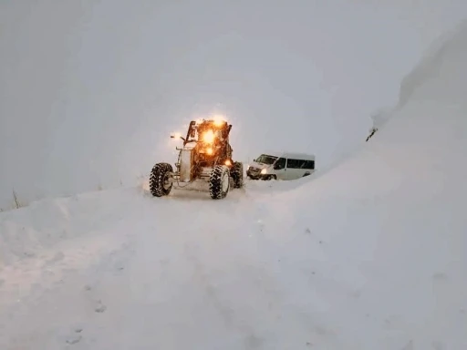 Erzincan’da kar ve tipiden 200 köy yolu ulaşıma kapandı
