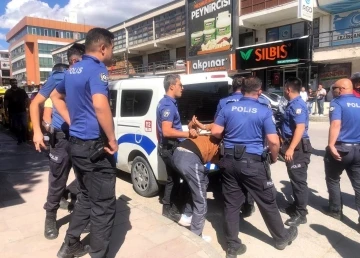 Erzincan’da polislere mukavemette bulunan 2 kişi orantılı güç kullanılarak gözaltına alındı
