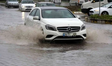 Erzincan’da sağanak yağış caddeleri suyla doldurdu
