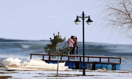 Erzincan’da şelaleler, göletler buz tuttu
