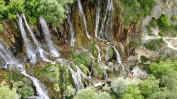 Erzincan’da tatilciler serinlemek için şelalelere akın ediyor
