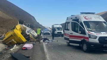 Erzincan’da tır ile otomobil çarpıştı: 4 ölü, 2 yaralı
