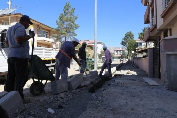 Erzincan’da yol yapım ve onarım çalışmaları devam ediyor
