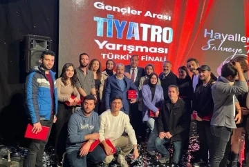 Erzincan ekibi ’Çaresizlik’ oyunuyla Türkiye üçüncüsü oldu
