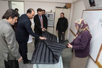 Erzincan Halk Eğitim Merkezi depremzedeler için uyku tulumu dikiyor
