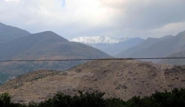 Erzincan’ın en yüksek noktası Esence’ye mevsimin ilk karı düştü
