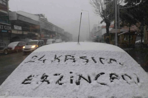 Erzincan kent merkezine mevsimin ilk karı düştü, tipi hayatı felç etti
