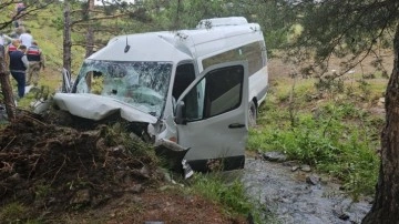 Erzincan'da şarampole devrilen minibüsteki 4 kişi öldü, 10 kişi yaralandı