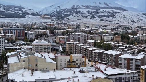 Erzurum'a mevsimin ilk karı yağdı! Şehir bayaza büründü