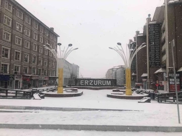 Erzurum’da beklenen kar geldi
