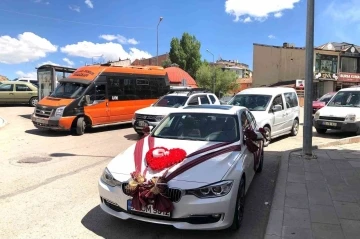 Erzurum’da gelin arabalarında ay-yıldız sevgisi
