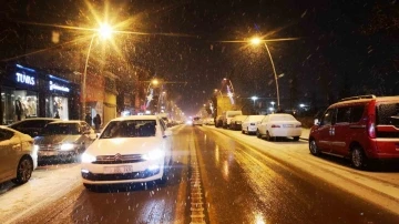 Erzurum’da kar yağışı etkili oluyor
