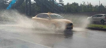 Erzurum’da sağanak yağış hayatı durma noktasına getirdi
