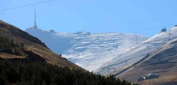 Erzurum’da yüksek kesimler beyaza büründü
