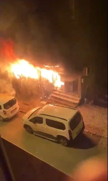 Esenler’deki yangında &quot;imdat&quot; çığlıkları kamerada: Mobilya atölyesinden alevler böyle yükseldi
