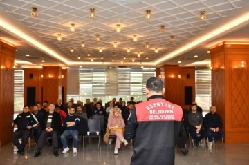 Esenyurt Belediyesi’nden mahalle afet gönüllülerine deprem bilinci eğitimi
