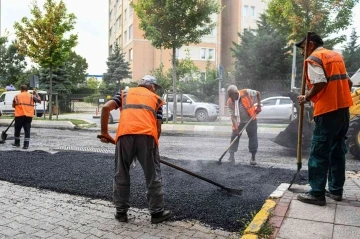 Esenyurt’ta asfalt çalışmaları gece gündüz sürüyor
