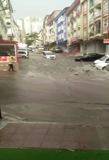 Esenyurt’ta etkili olan sağanak yağış rögarları patlattı: Caddeler sular altında kaldı
