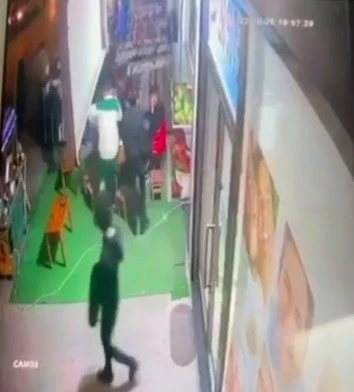 Esenyurt’ta iş yeri önünde silahlı saldırı anı kamerada
