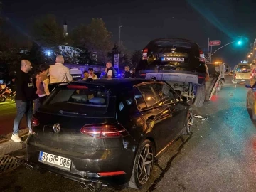 Esenyurt’ta kırmızı ışıkta bekleyen motosiklete otomobil arkadan çarptı: 1 ağır yaralı
