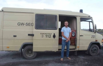 Eski ambulansı karavanaya çeviren Belçikalı turist, Meke Gölü’nde mola verdi

