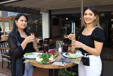 Eski usul Adana Kebabı yeniden yapıp satmaya başladı
