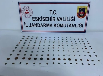 Eskişehir’de bir araçta 157 adet tarihi sikke ele geçirildi
