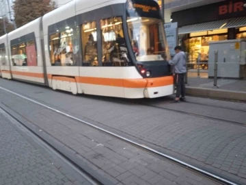 Eskişehir’de bir çocuğun tramvaya tutunma çabası hayret ettirdi
