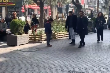 Eskişehir’de dilenen çocukların yalın ayak oyunu
