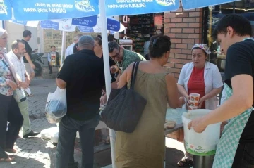 Eskişehir’de lokantadan vatandaşlara aşure hayrı

