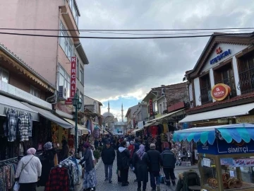 Eskişehir’de soğuk havaya rağmen ortaya çıkan alışveriş kalabalığı dikkat çekti
