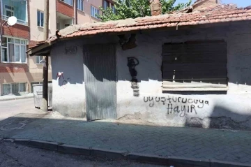 Eskişehir’deki virane ev sokak sakinlerine endişe veriyor
